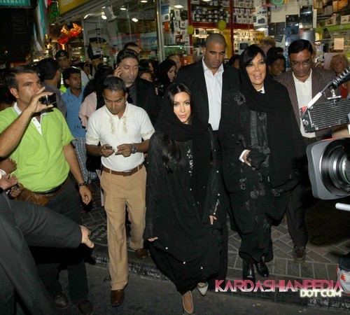  Kim and her mother Kris go shopping in the local 金牌 district in Dubai - 13/10/2011