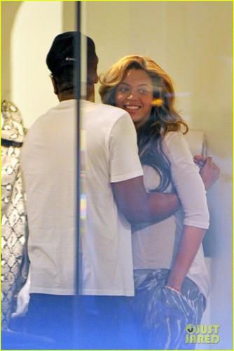  beyonce and gaio, jay Z shopping