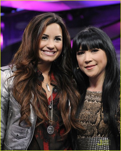  Demi Lovato: Backstage Behind The Scenes --FIRST LOOK!