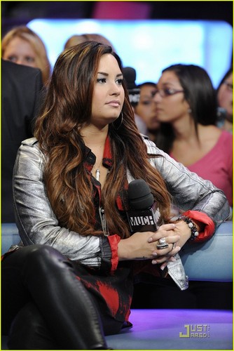  Demi Lovato: Backstage Behind The Scenes --FIRST LOOK!