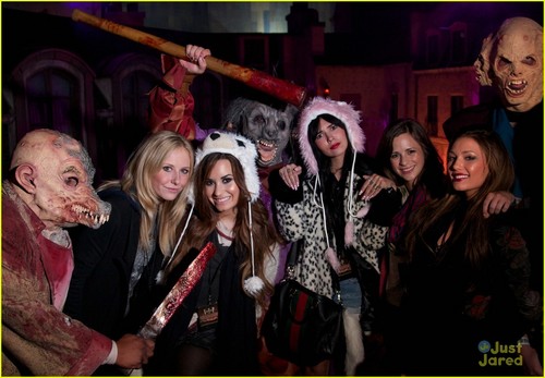  Demi Lovato: Dia das bruxas Horror Nights!