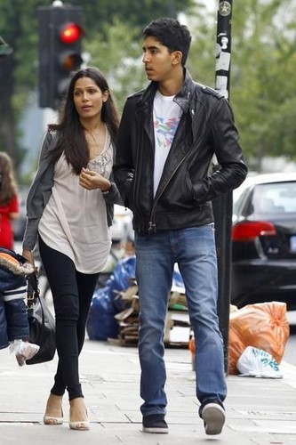  Freida пятнистый, пинто and Dev Patel Spotted at Notting Hill- October 13, 2011