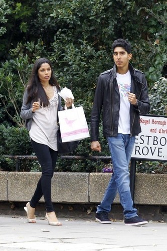  Freida चितकबरा, पिंटो and Dev Patel Spotted at Notting Hill- October 13, 2011