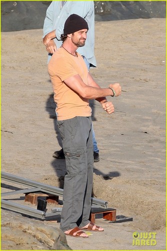  Gerard Butler: 'Of Men and Mavericks' spiaggia Scenes!