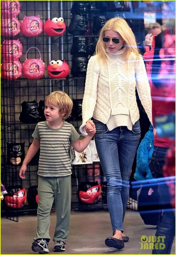  Gwyneth Paltrow: Costume Shopping with 사과, 애플 & Moses!
