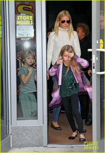  Gwyneth Paltrow: Costume Shopping with epal, apple & Moses!