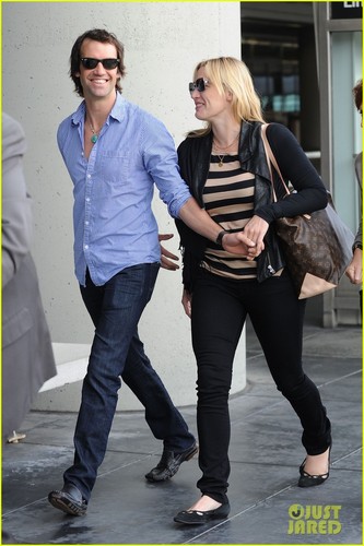 Kate Winslet: Airport Arrival with Ned Rocknroll!