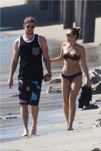  Miley Cyrus ~ 13. October- At a пляж, пляжный in Malibu with Liam