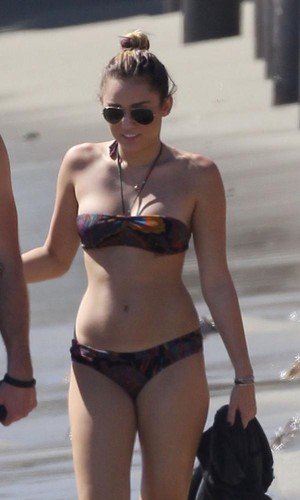  Miley Cyrus ~ 13. October- At a beach, pwani in Malibu with Liam