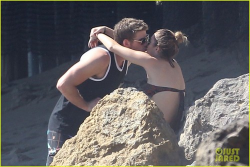  Miley Cyrus: Bikini Babe With Liam Hemsworth!