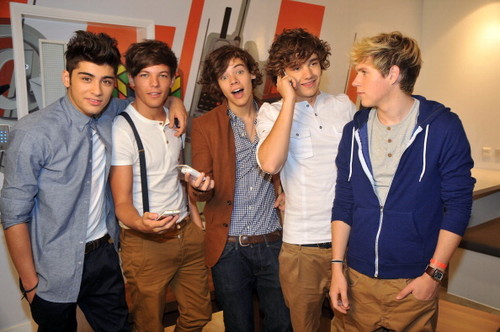  meer pics of 1D @ a Nokia event for the release of their phone!