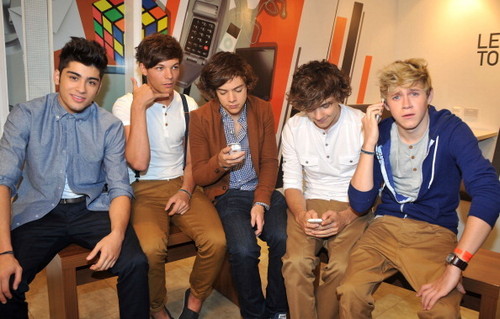  thêm pics of 1D @ a Nokia event for the release of their phone!