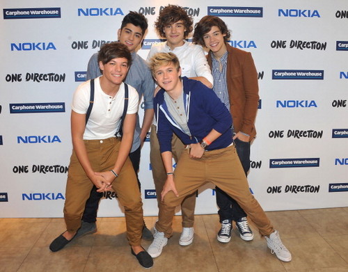  और pics of 1D @ a Nokia event for the release of their phone!