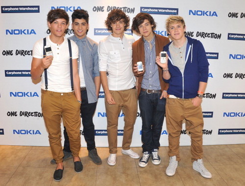  Mehr pics of 1D @ a Nokia event for the release of their phone!