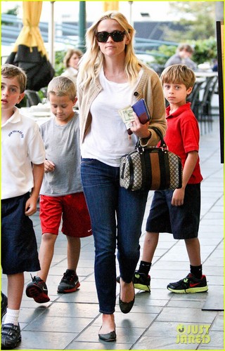  Reese Witherspoon Runs Errands with Deacon