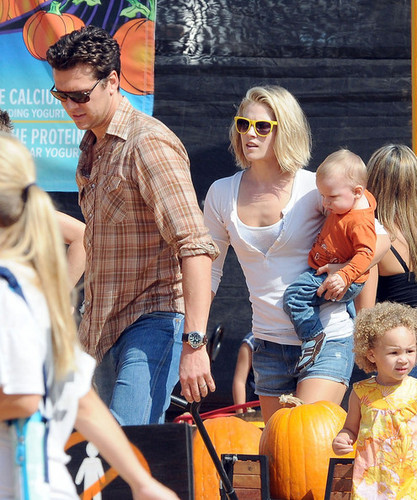  Ali Larter and Hayes MacArthur at Mr. Bones citrouille Patch