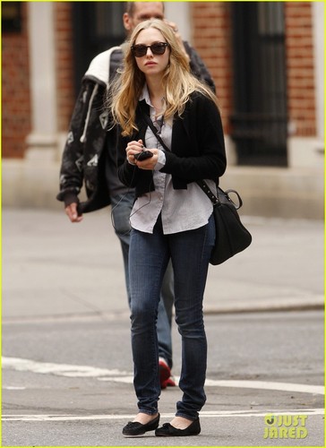  Amanda Seyfried Strolls in the City