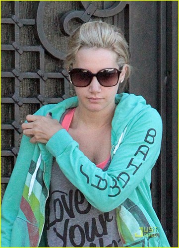  Ashley Tisdale: Off To Miami For Her Man!