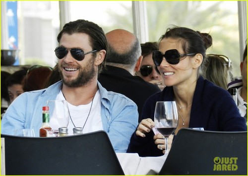  Chris Hemsworth & Elsa Pataky: Lunch in Barcelona!
