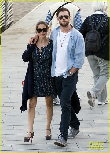  Chris Hemsworth & Elsa Pataky: Lunch in Barcelona!