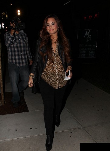  Demi - Leaves ボア Steakhouse in Beverly Hills, CA - October 19, 2011