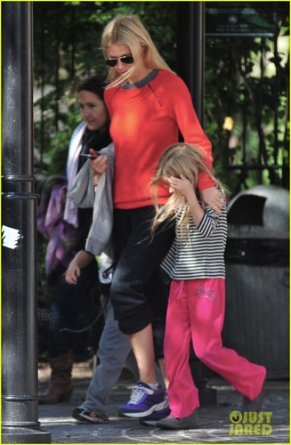  Gwyneth Paltrow: Park día with the Kids!