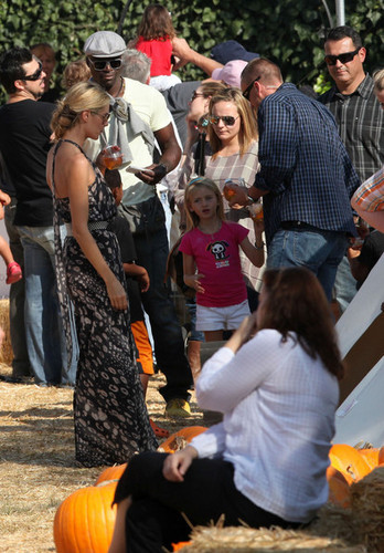  Heidi Klum and foca, guarnizione Take Their Kids to Mr. Bones zucca Patch in Beverly Hills 3