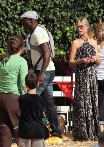  Heidi Klum and foca, guarnizione Take Their Kids to Mr. Bones zucca Patch in Beverly Hills 3