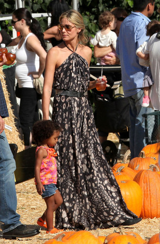  Heidi Klum and selyo Take Their Kids to Mr. Buto kalabasa Patch in Beverly Hills 3