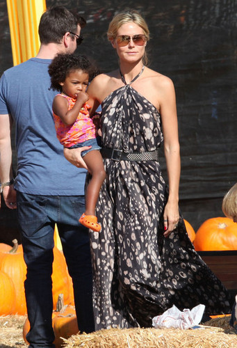  Heidi Klum and 봉인, 인감 Take Their Kids to Mr. 본즈 호박 Patch in Beverly Hills 3