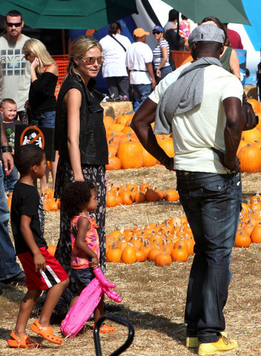  Heidi Klum and sello Take Their Kids to Mr. bones calabaza Patch in Beverly Hills 3