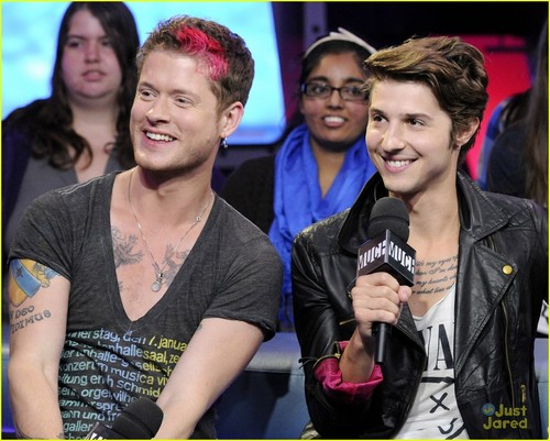  It's New Музыка Live with Hot Chelle Rae!