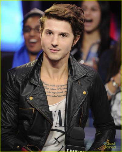  It's New música Live with Hot Chelle Rae!