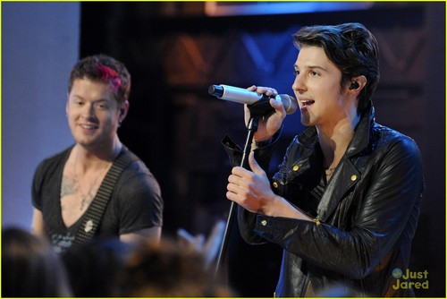  It's New musique Live with Hot Chelle Rae!