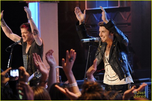  It's New âm nhạc Live with Hot Chelle Rae!