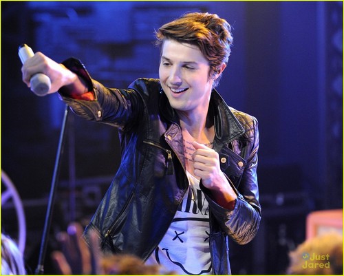  It's New संगीत Live with Hot Chelle Rae!