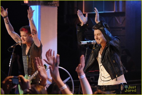  It's New Musik Live with Hot Chelle Rae!
