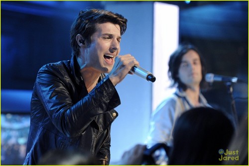  It's New musique Live with Hot Chelle Rae!