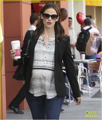  Jennifer Garner: Coffee datum with a Pregnant Pal!