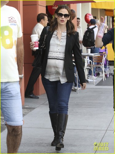  Jennifer Garner: Coffee 日期 with a Pregnant Pal!