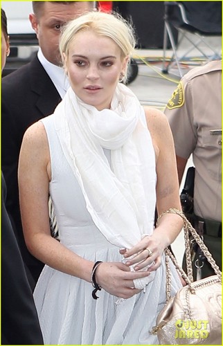  Lindsay Lohan: Probation Revoked 由 Judge