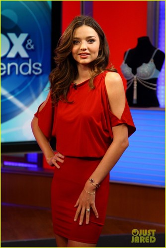  Miranda Kerr is red hot as she drops por zorro, fox & friends on Wednesday (October 19) in New York City.