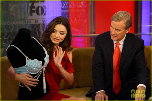  Miranda Kerr is red hot as she drops द्वारा लोमड़ी, फॉक्स & फ्रेंड्स on Wednesday (October 19) in New York City.