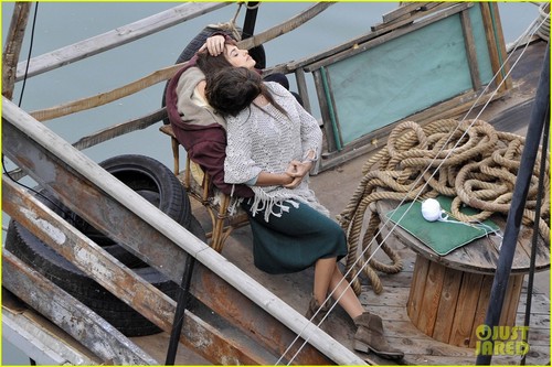  Penelope Cruz & Emile Hirsch Film on a bateau
