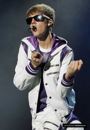  Pictures from Justin’s 음악회, 콘서트 in Peru! 17 oct\2011!