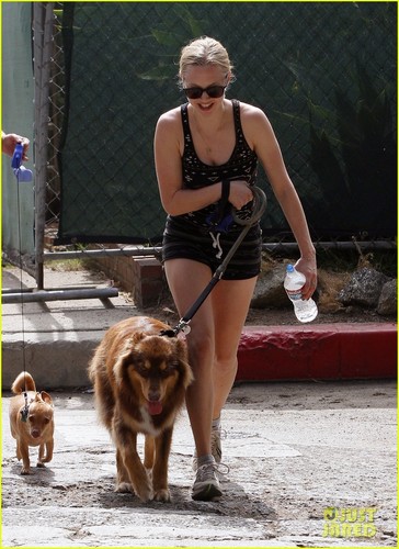  Amanda Seyfried's 日 Out with Finn!