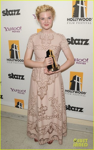  Elle Fanning - Hollywood Film Awards 2011