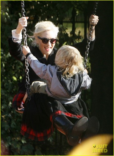  Gwen Stefani Swings with Kingston & Zuma