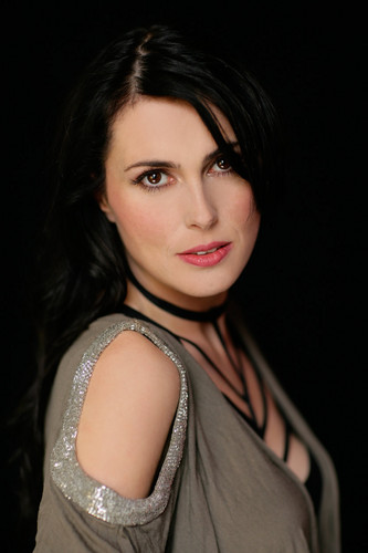  Her favourite singer, Sharon tana, den Adel (Within Temptation)