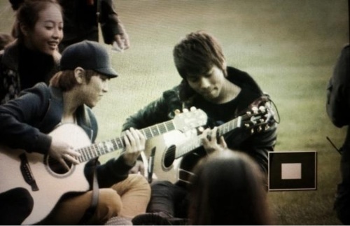  Jonghyun & Sungmin playing đàn ghi ta, guitar At NY!